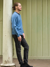 Load image into Gallery viewer, Mens Lambswool V-Neck – Jeans