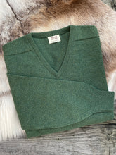 Load image into Gallery viewer, Mens Lambswool V-Neck – Rosemary
