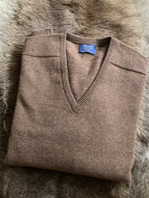 Load image into Gallery viewer, Mens Lambswool V-Neck – Tobacco