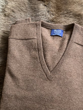 Load image into Gallery viewer, Mens Lambswool V-Neck – Tobacco