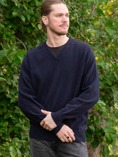 Load image into Gallery viewer, Mens Lambswool V-Neck – Navy