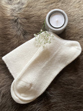 Load image into Gallery viewer, William Lockie Cashmere Socks - White Undyed