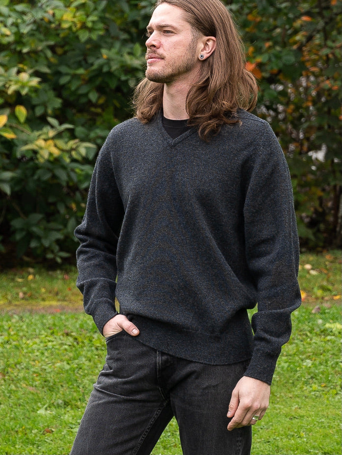 Mens Lambswool V-Neck – Charcoal