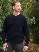 Load image into Gallery viewer, Mens Lambswool V-Neck – Navy