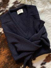 Load image into Gallery viewer, Mens Lambswool V-Neck – Navy