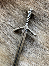 Load image into Gallery viewer, Kilt Pin Highland Battle Sword
