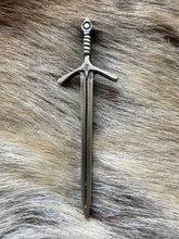 Load image into Gallery viewer, Kilt Pin Highland Battle Sword